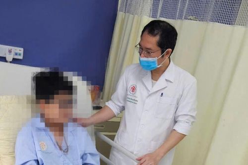 Bé trai bị kẹp chân vào thang cuốn ở trung tâm thương mại