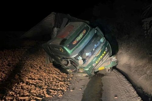 Lật xe trên Quốc lộ 15D, tắc nghẽn giao thông suốt đêm