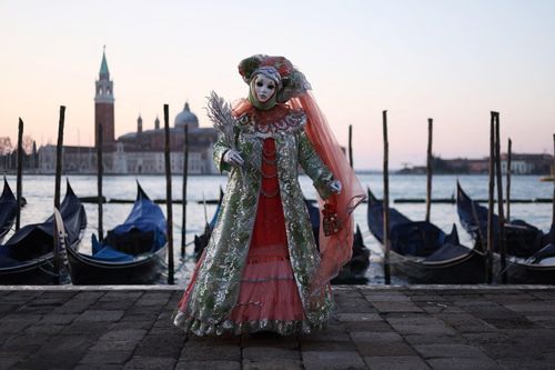 Cảnh lễ hội hóa trang thu hút 3 triệu khách đến Italy