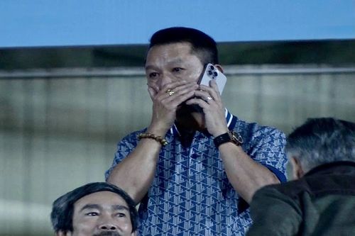 Hình ảnh trái ngược của HLV Văn Sỹ Sơn và Popov trên khán đài