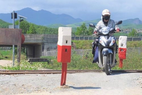 Hiểm họa giao thông từ lối đi tự mở qua đường sắt