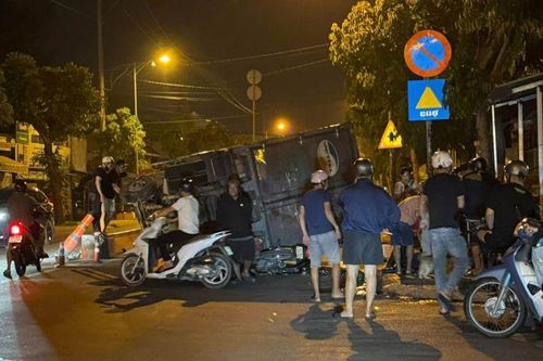 Tai nạn giao thông mới nhất 19/2/2025: Xe tải lật đè xe máy chở 2 người