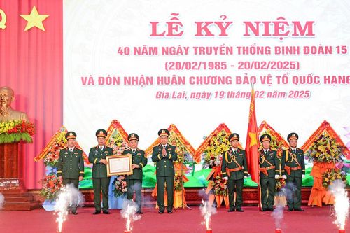 Binh đoàn 15 đón nhận Huân chương Bảo vệ Tổ quốc hạng Nhất