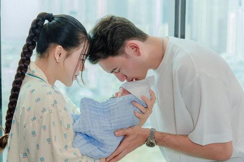 Thủ môn Đặng Văn Lâm cùng vợ Yến Xuân hạnh phúc ngày đón 'quý tử', nhận ngàn lời chúc mừng
