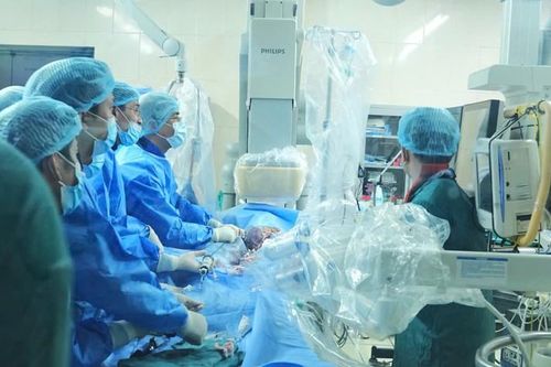 Giải pháp cho bệnh nhân hẹp van động mạch chủ phức tạp