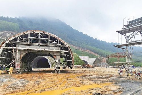 Nỗ lực tăng tốc thi công, sớm hoàn thành dự án đường cao tốc Vũng Áng-Bùng