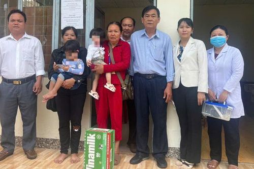 Đã tìm được người thân của hai cháu bé bị bỏ rơi