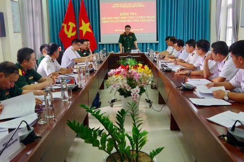 Kiển tra công tác bảo đảm kỹ thuật cho huấn luyện và sẵn sàng chiến đấu tại Lữ đoàn 682 Hải quân