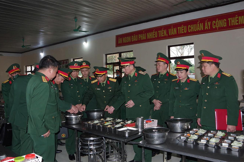 Chính ủy Quân khu 1 kiểm tra nắm tình hình chiến sĩ mới