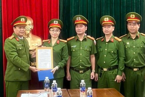 Bắt giữ đối tượng tàng trữ ma túy lúc rạng sáng, lực lượng 8394 phường Thanh Bình được khen thưởng