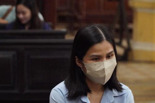 Cựu giám đốc ngân hàng rút sổ tiết kiệm của khách hàng để trả nợ