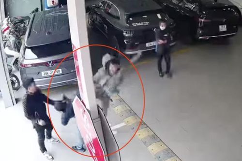 Hà Nội: Triệu tập người đàn ông 'tung cước' vào đầu tài xế