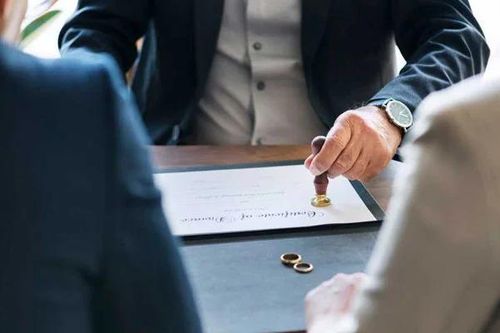 Cặp đôi ly hôn vì mâu thuẫn con trai theo họ mẹ