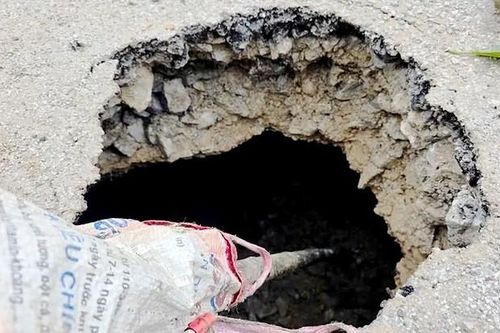 Hố 'tử thần' bất ngờ xuất hiện trên đường ở Hà Tĩnh