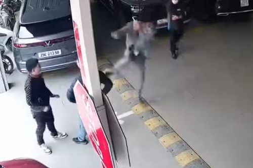 Triệu tập người đàn ông 'tung cước' đạp thẳng vào đầu tài xế ở Hà Nội