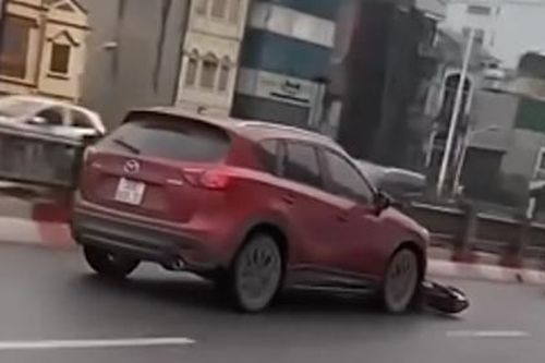Làm rõ vụ tài xế Mazda CX5 kéo lê xe máy trên đường phố Hà Nội