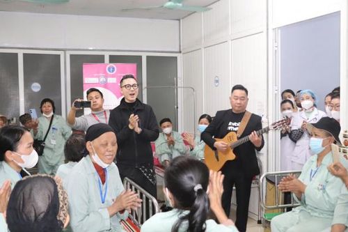 'Mang âm nhạc đến bệnh viện' xoa dịu bớt nỗi đau cho các bệnh nhân ung thư