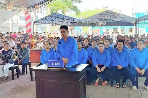 Cất giữ thiết bị giám sát hành trình tàu cá, 12 bị cáo bị đưa ra xét xử trong phiên tòa lưu động