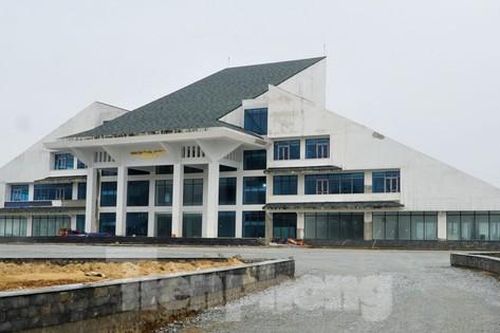 Huyện sáp nhập, dự án trung tâm văn hóa gần 70 tỷ đồng vẫn dở dang
