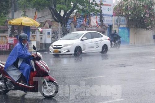 Mưa trái mùa trên diện rộng ở TPHCM