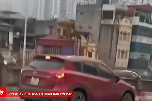 Sau va chạm, ô tô kéo lê xe máy nhiều km