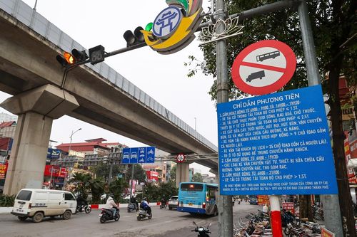 Biển chỉ dẫn giao thông chữ nhỏ như văn bản, đánh đố tài xế ô tô