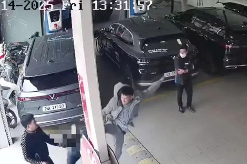 Công an triệu tập người đàn ông 'tung cước' vào đầu tài xế ở Hà Nội