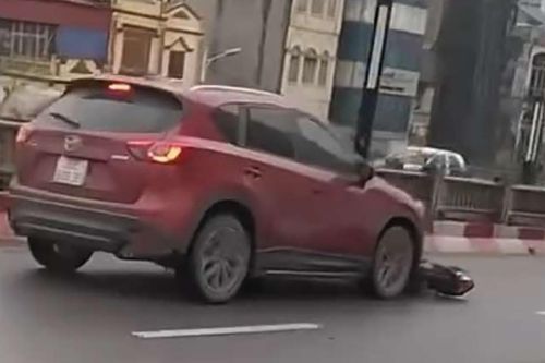 Tài xế ô tô CX5 ủn lê xe máy dưới gầm suốt đoạn đường dài ở Hà Nội