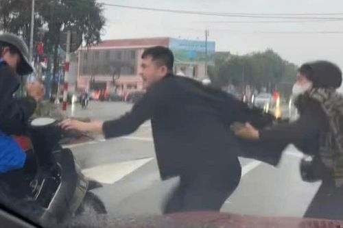 Cô gái trông giữ xe liên tục can ngăn người đàn ông đánh nam sinh lớp 11
