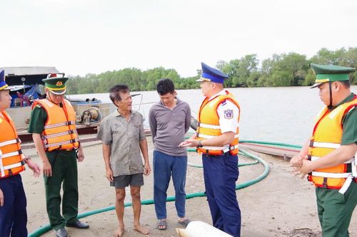 Bắt giữ tàu chở hơn 350m3 cát không rõ nguồn gốc