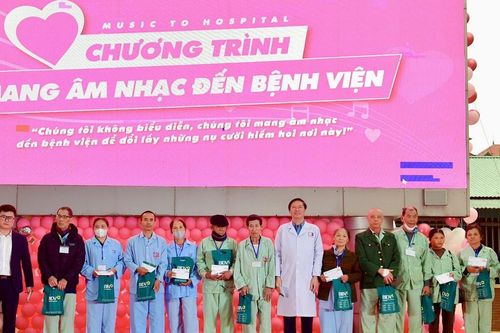 Ấm áp chương trình 'Mang âm nhạc đến bệnh viện' tại Bệnh viện Ung bướu Nghệ An