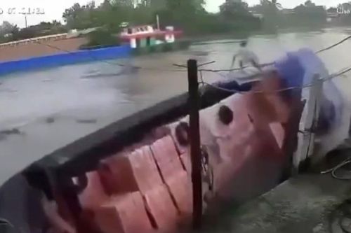 Ghe chở gạch bất ngờ chìm khi sà lan chở cát chạy ngang qua, một phụ nữ tử vong