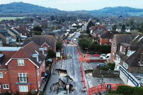 Anh: Sụt lún nghiêm trọng tạo 'hố tử thần' tại miền Nam vùng England