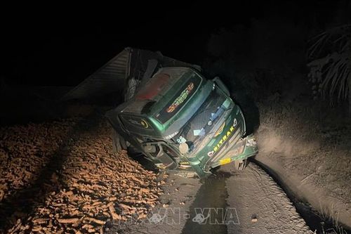 Tập trung giải tỏa ùn tắc trên Quốc lộ 15D sau vụ tai nạn lật xe đầu kéo