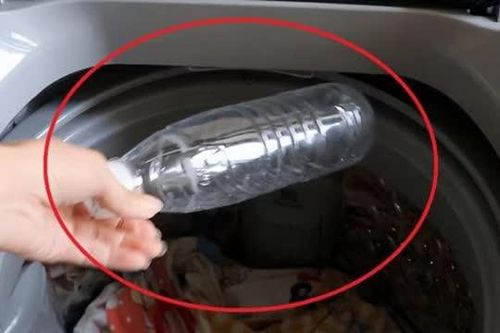 Sự thật ít ai biết: Bỏ hai chai nước vào máy giặt giúp quần áo bền hơn, sạch hơn gấp bội
