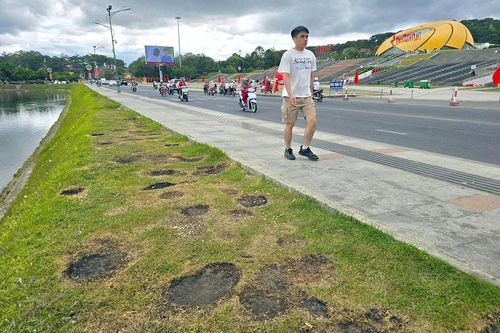 Đà Lạt mong du khách không 'tiếp tay' cho hàng rong tự phát quanh hồ Xuân Hương