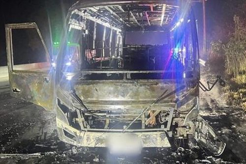 Xe buýt phát nổ rồi bốc cháy trên đường cao tốc, bị thiêu rụi chỉ còn lại khung sắt
