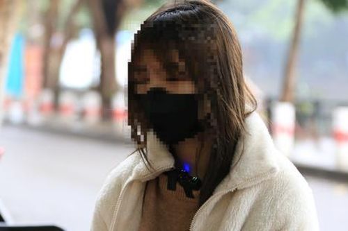 Cô gái 17 tuổi bị đánh hội đồng và ép quỳ xuống xin lỗi hàng chục người