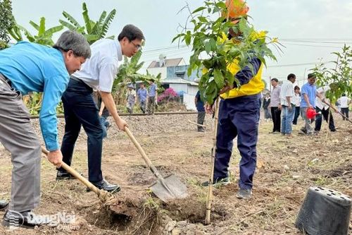 Ngành đường sắt ra quân thực hiện phong trào 'Đường tàu - Đường hoa' tại huyện Trảng Bom