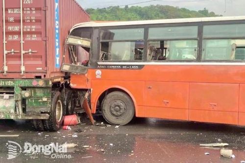 Xe khách va chạm xe đầu kéo trên quốc lộ 20 làm 2 xe hư hỏng