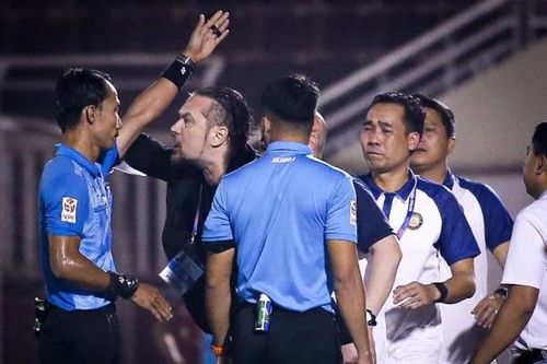 V.League vào lịch sử... bóng đá thế giới (!)