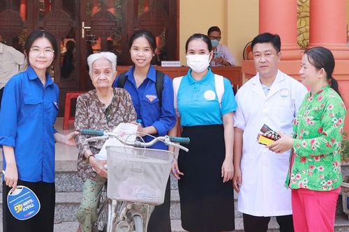 Khám bệnh, cấp phát thuốc và trao quà miễn phí