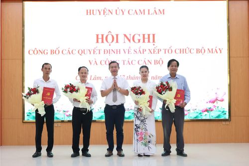 Cam Lâm công bố các quyết định về sắp xếp tổ chức bộ máy và công tác cán bộ