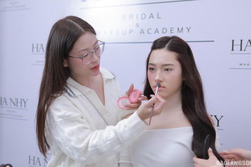 Nghề trang điểm thu hút giới trẻ
