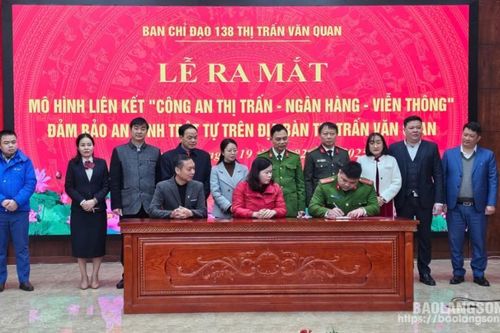 Ra mắt mô hình liên kết 'Công an thị trấn - Ngân hàng - Viễn thông' đảm bảo an ninh trật tự trên địa bàn thị trấn Văn Quan