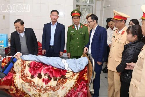 Đồng chí Nguyễn Trọng Hài, Phó Chủ tịch UBND tỉnh thăm hỏi, động viên Đại úy công an bị thương khi đang làm nhiệm vụ