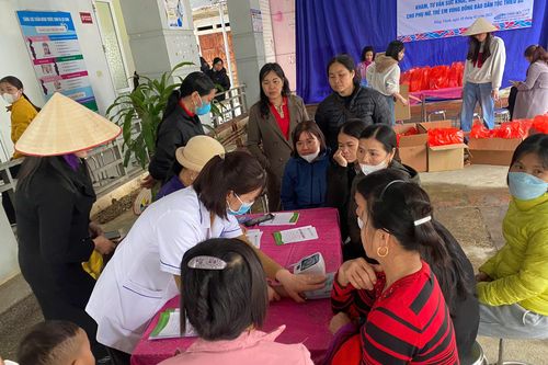 Khám, tư vấn, cấp thuốc miễn phí cho phụ nữ và trẻ em dân tộc thiểu số
