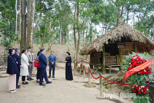 Đoàn công tác Đại sứ quán Hoa Kỳ tại Hà Nội dâng hương, tham quan Khu di tích Quốc gia đặc biệt Tân Trào