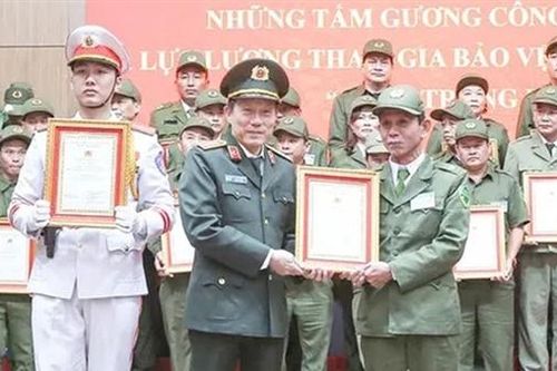 Gặp Tổ trưởng Tổ bảo vệ ANTT khu phố tiêu biểu