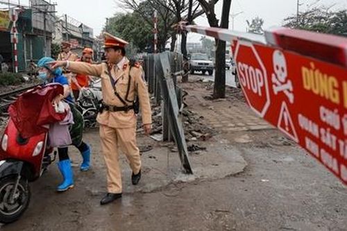 Kiểm tra, đảm bảo an toàn hành lang đường sắt ở Hà Nội